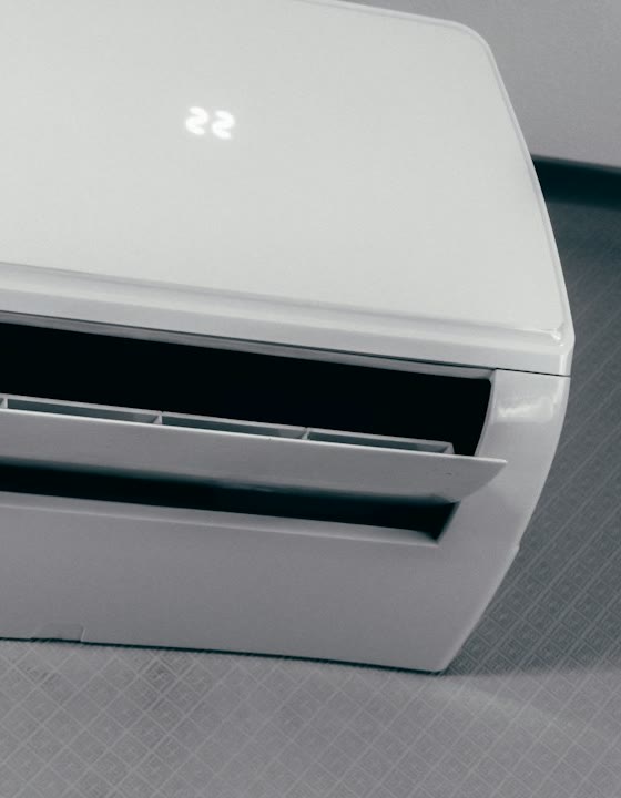 Ar-condicionado split mostrando 22 graus no display